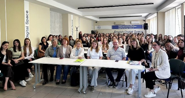 Студенти та викладачі факультету іноземних мов ТНПУ під час лекції із професором Девідом Лівінгстоном